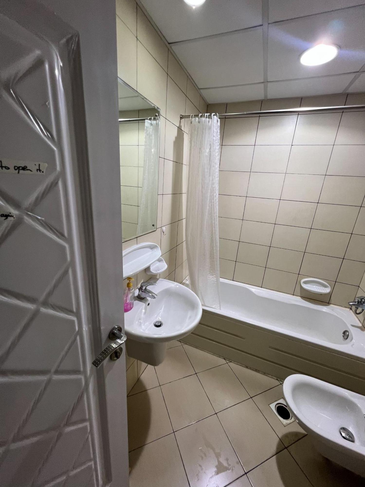 Urban Panda Hostel Marina Dubai Eksteriør bilde
